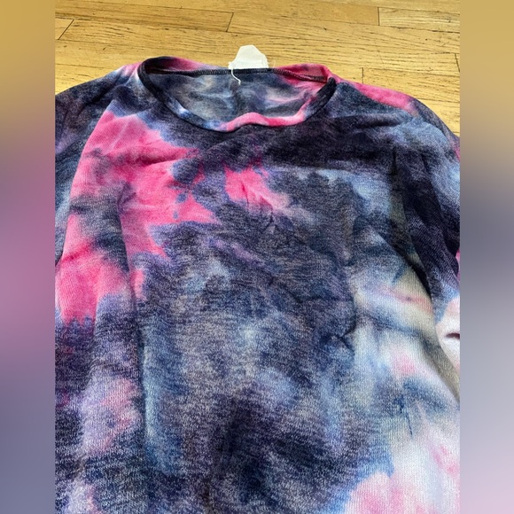 Fantastic fawn great long sleeve top. Great color combo!! Size large - Picture 2 of 2